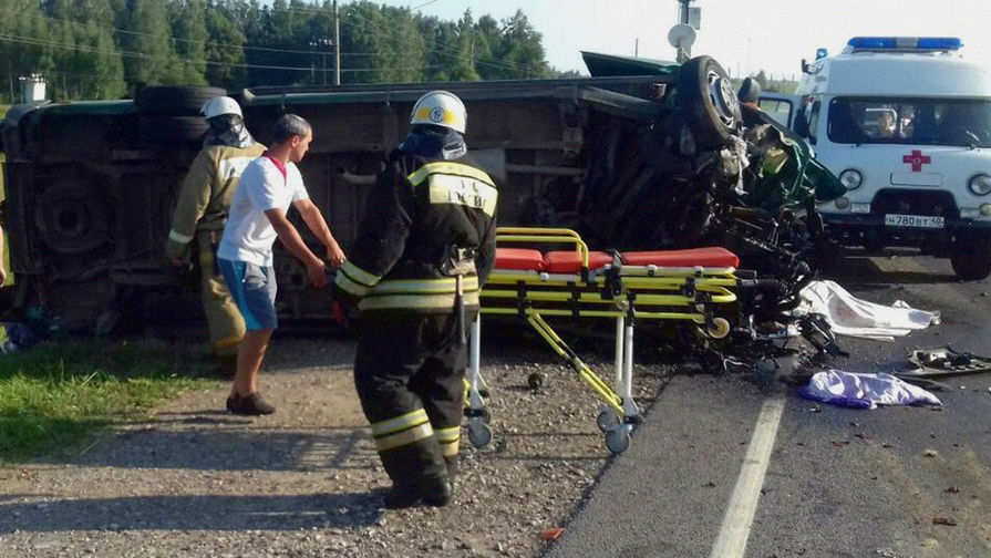 На месте аварии с участием микроавтобуса в Калужской области, 4 августа 2018 года