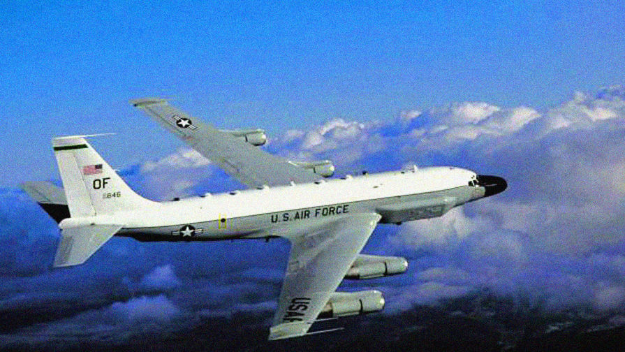 Американский разведывательный самолет Boeing RC-135, фотография опубликована в 2003 году