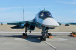 Экипаж Су-34 осуществляет запуск двигателей и готовится к рулению на исполнительный старт.