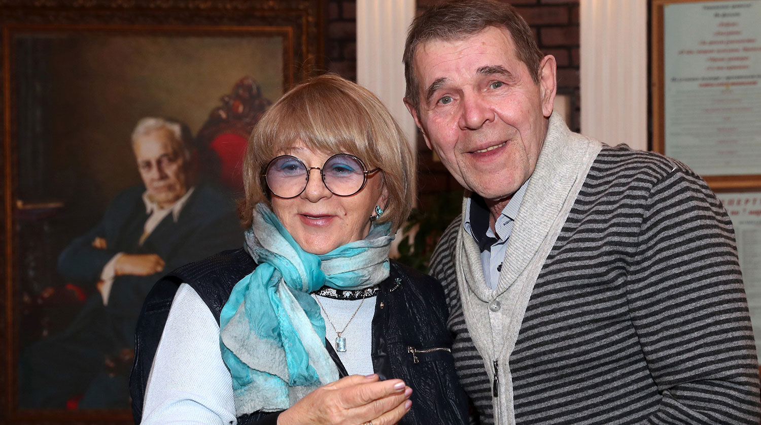Режиссер Алла Сурикова и актер Алексей Булдаков во время церемонии официального объявления номинантов национальной кинематографической премии «Ника» за 2017 год