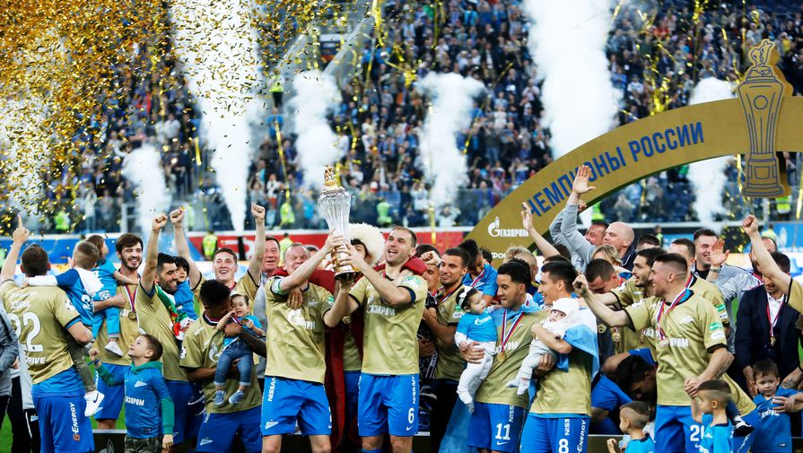 Футболисты «Зенита» отмечают чемпионский титул после победы над ЦСКА