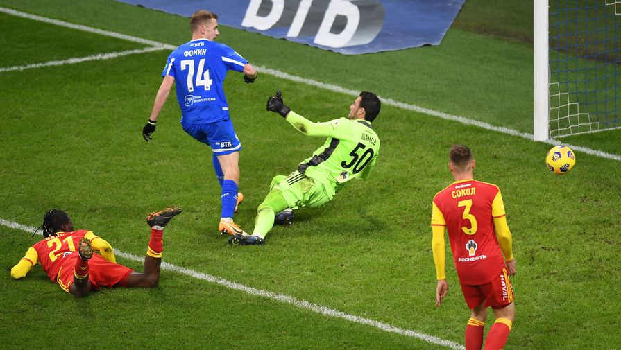 Игрок «Динамо» Даниил Фомин забивает в ворота тульского «Арсенала»