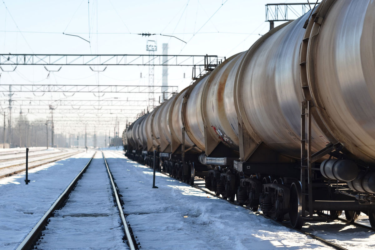 Школьница переходила железнодорожные пути в наушниках и попала под поезд -  Газета.Ru | Новости