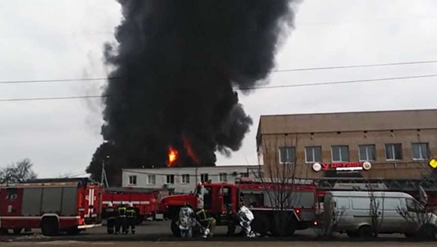 Пожар в трех резервуарах с топливом удалось потушить на нефтебазе в Белгороде