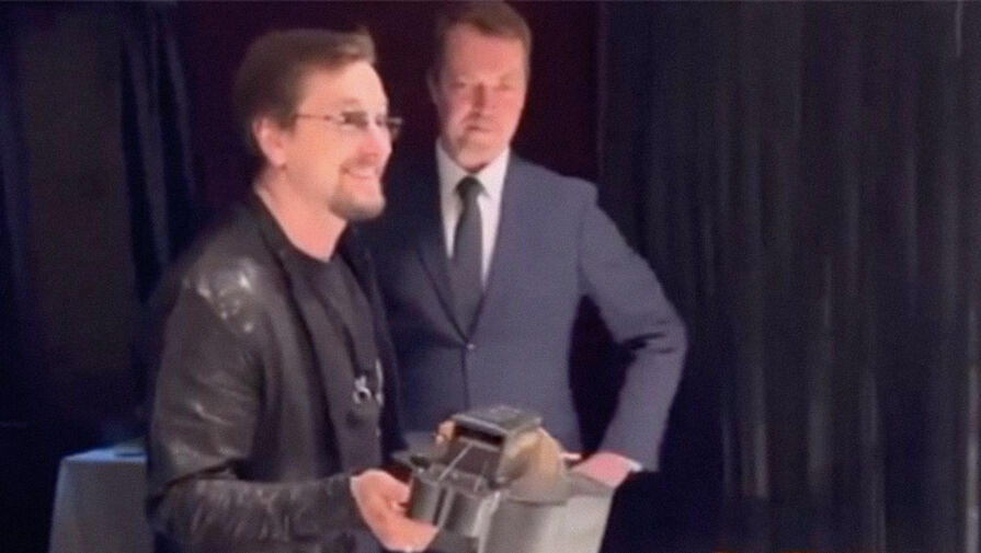 Сергей Безруков показал необычный музыкальный инструмент