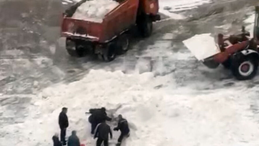 В Ленобласти водитель снегоуборочной техники засыпал съехавшего с горки ребенка снегом