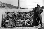 Пабло Пикассо с одной из последних работ в саду своей студии в Валлорисе, 1950 год