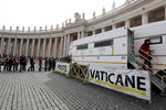 Очередь за почтовыми марками специального выпуска у мобильного офиса почтовой службы Ватикана на площади святого Петра