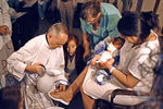 2005 год. Кардинал Хорхе Марио Бергольо омывает ноги женщины в больнице Буэнос-Айреса во время Святого четверга