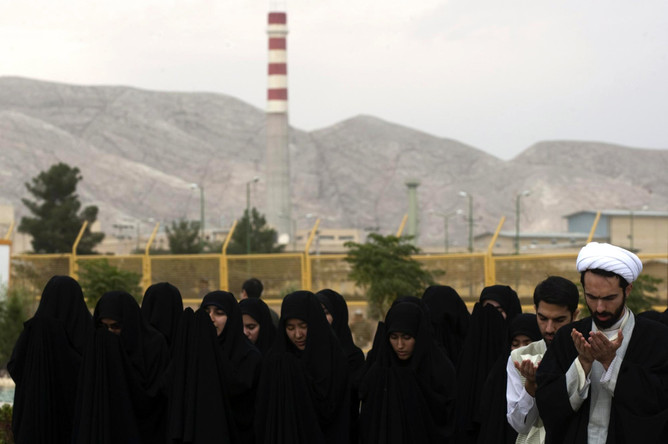 Молитва у территории ядерного объекта в Исфахане