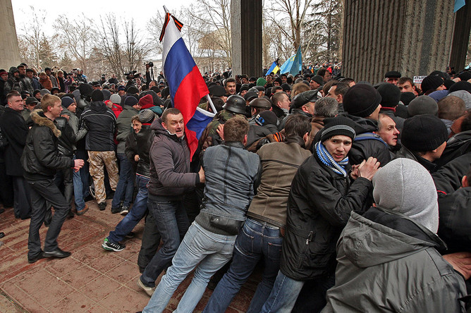 Участники митинга у здания Верховного совета Крыма в Симферополе