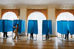 Избиратели во время голосования на внеочередных выборах президента Украины на одном из избирательных участков в Киеве