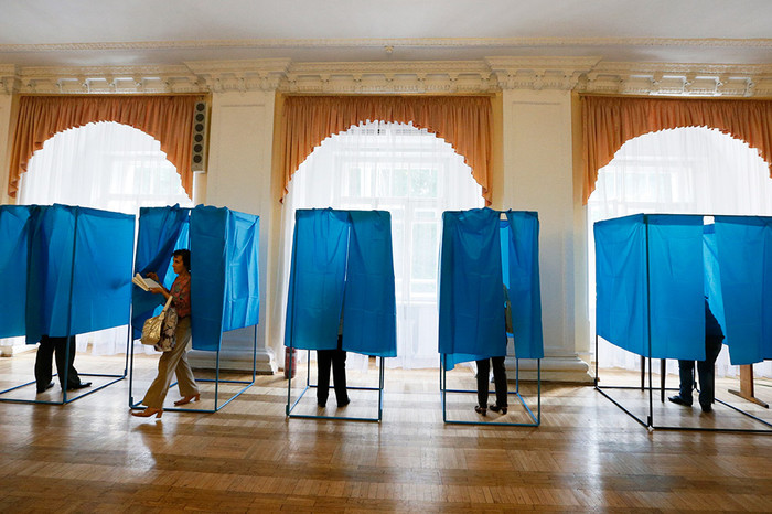 Избиратели во время голосования на&nbsp;внеочередных выборах президента Украины на&nbsp;одном из&nbsp;избирательных участков в&nbsp;Киеве