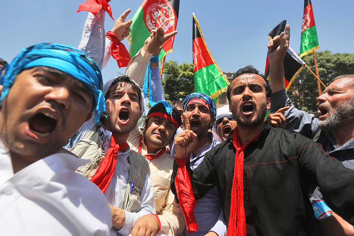 Афганцы выкрикивают лозунги во время акции в поддержку кандидата в президенты Абдуллы Абдуллы в Кабуле 
