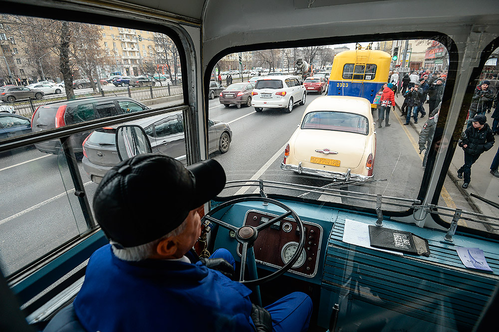 Ретротроллейбус на Тверской улице во время парада в честь 81-й годовщины со дня открытия первой столичной троллейбусной линии