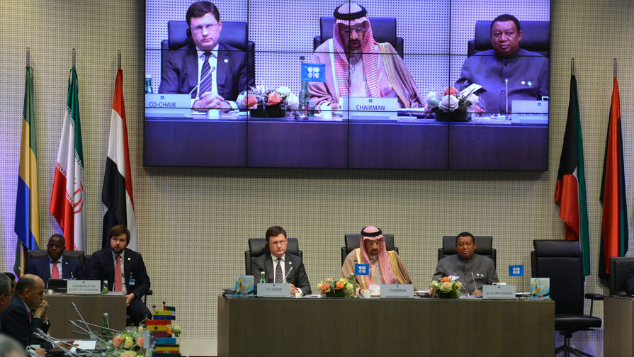 Генсек ОПЕК Мухаммед Санус Баркиндо, президент ОПЕК, министр энергетики Саудовской Аравии Халид аль-Фалих и министр энергетики России Александр Новак во время заседания ОПЕК в Вене, 30 ноября 2017 года