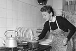 Людмила Лядова у себя дома на кухне, 1957 год