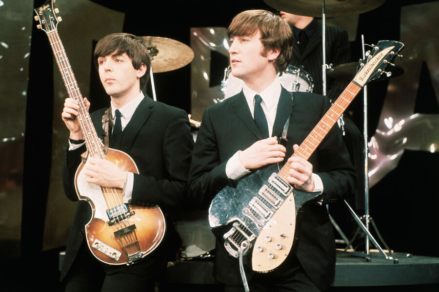 Пол Маккартни и Джон Леннон из The Beatles на сцене, 1964 год