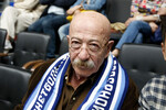 <b>Александр Розенбаум</b>
<br><br>
Розенбаум впервые лично увидел игру «Зенита», страшно представить, в далеком 1956 году. И с тех пор активно поддерживает клуб. В частности, в день 100-летия сине-бело-голубых певец пожелал болельщикам в эфире «Матч ТВ» «как можно чаще получать радость от игры команды». Кроме того, на его счету композиция «Зенит» – чемпион», в которой есть следующие строчки: «Зенит» — это значит не сдаваться, «сгорая» в Тбилиси в два мяча. «Зенит» — это значит ленинградцы, а Ленинград нигде не подкачал».
