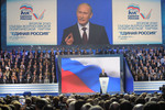 Реакция зала явно нравилась Путину, но степень ликования показалась недостаточной.«Когда скандируете «Медведев, Путин» – ладно, но, когда скандируете «Россия!», должен звучать весь зал. Ну-ка, еще раз», – быстро скомандовал он и кулаком начал отстукивать ритм
