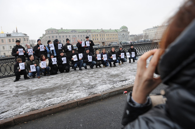 Участники акции протеста против фальсификации выборов «За честные выборы» составили из букв фразу «Москва за честные выборы» на Болотной площади