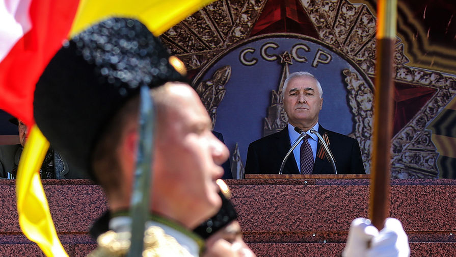 Президент частично признанной Южной Осетии Леонид Тибилов во время военного парада в&nbsp;честь Дня Победы в&nbsp;Цхинвале, 9&nbsp;мая 2016&nbsp;года