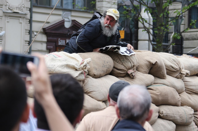 Баррикады на Тверской улице в Москве