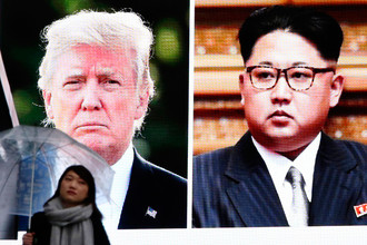 Изображение президента США Дональда Трампа и высшего руководителя КНДР Ким Чен Ына на экране в Токио, 9 марта 2018 года