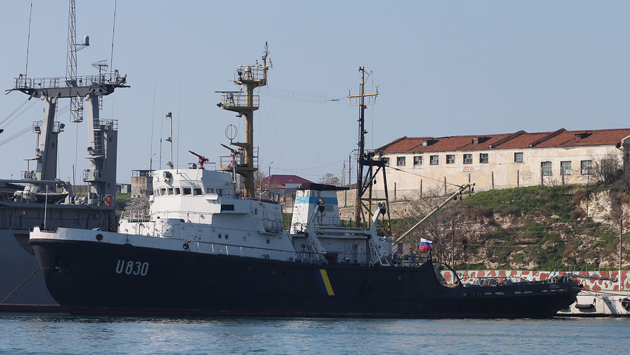 Вспомогательный корабль «Корец» на территории Стрелецкой бухты