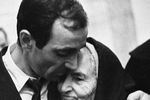Французский певец и композитор Шарль Азнавур и его бабушка Айкануш, 1964 год 
