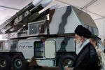 Верховный руководитель Исламской Республики Иран Али Хаменеи рядом с иранским ЗРК 3rd Khordad (Sevom Khordad)