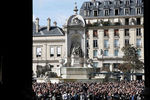 Толпа людей возле церкви Святого Сульпиция в Париже, где проходила церемония прощания с бывшим президентом Франции (1995-2007) Жаком Шираком, 30 сентября 2019 года 