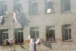 Заложники в больнице города Буденновска вывешивают на окна белые простыни с просьбой прекратить стрельбу, 15 июня 1995 года