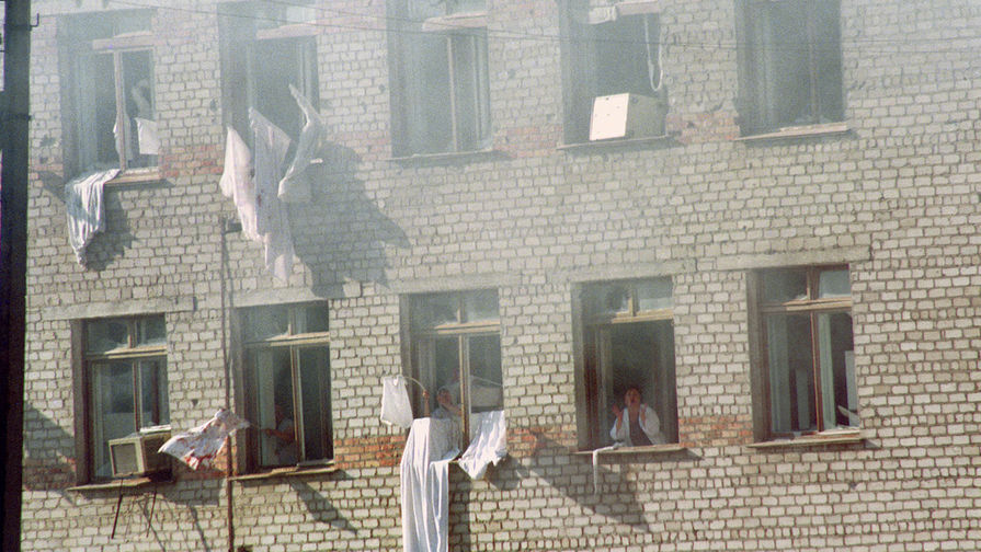 Заложники в&nbsp;больнице города Буденновска вывешивают на&nbsp;окна белые простыни с&nbsp;просьбой прекратить стрельбу, 15 июня 1995 года