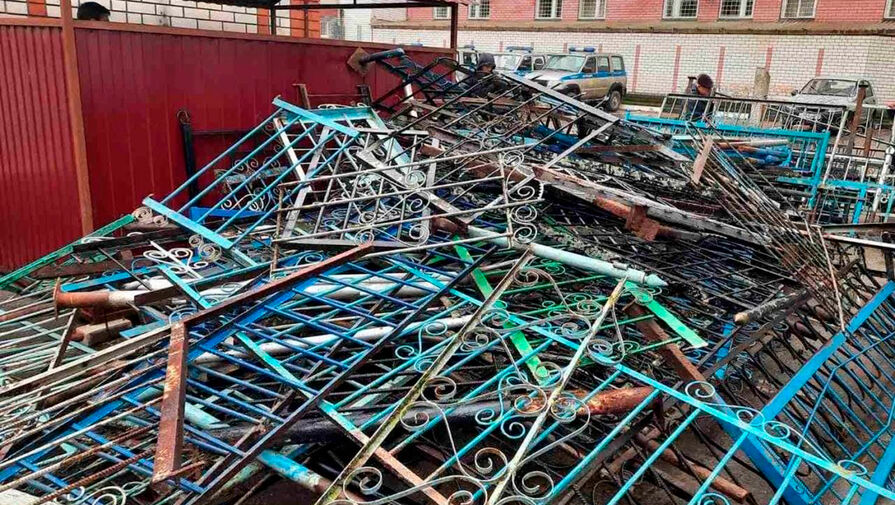 Двое нижегородцев украли гору могильных оград, чтобы сдать их в металлолом