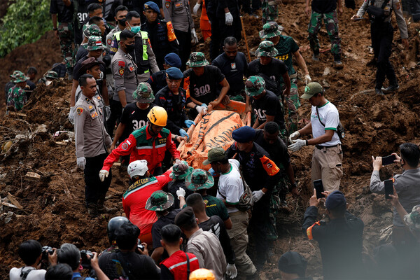 Спасатели выносят тела из-под завалов после землетрясения в&nbsp;Чианджуре, Индонезия, 22&nbsp;ноября 2022&nbsp;года
