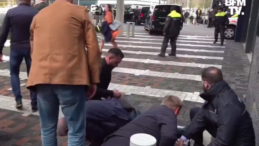 В Амстердаме скрутили двоих демонстрантов, попытавшихся прорваться к Макрону