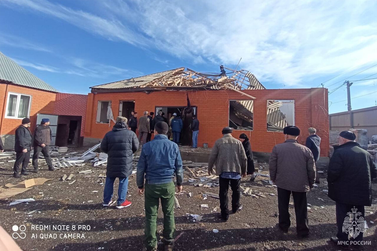 В российском селе жилой дом взлетел на воздух после взрыва и попал на видео  - Газета.Ru | Новости