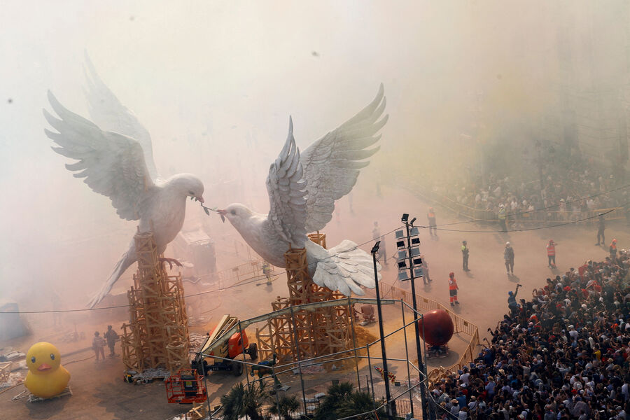 Дым от фейерверков во время традиционного ежегодного фестиваля Фальяс в&nbsp;Валенсии, Испания, 15&nbsp;марта 2024&nbsp;года