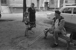 Лев Яшин во дворе своего дома через несколько дней после 60-летнего юбилея. За несколько лет до этого ему была сделана операция: из-за облитерирующего эндартериита ампутирована нога, 1989 год