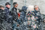 Люди во время снегопада в центре Москвы, 8 мая 2024 года