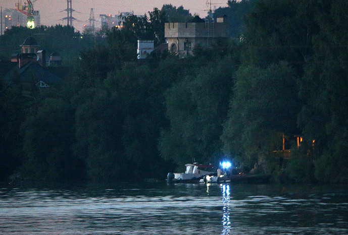 Вертолет Robinson R44&nbsp;упал в&nbsp;Москву-реку на&nbsp;Рублевском пляже