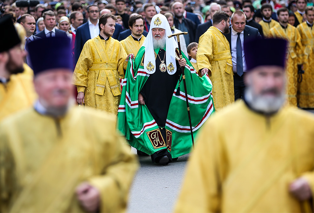 Патриарх Московский и всея Руси Кирилл (в центре) во время крестного хода по исторической Петровской дороге от Московского Кремля к древнему Высоко-Петровскому монастырю