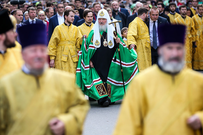 Патриарх Московский и всея Руси Кирилл (в центре) во время крестного хода по исторической Петровской дороге от Московского Кремля к древнему Высоко-Петровскому монастырю