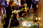 Жители Сан-Франциско несут цветы в память о жертвах теракта к посольству Франции