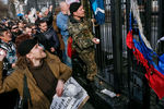 Участники митинга за освобождение украинской летчицы Надежды Савченко закидывают яйцами посольство России в Киеве