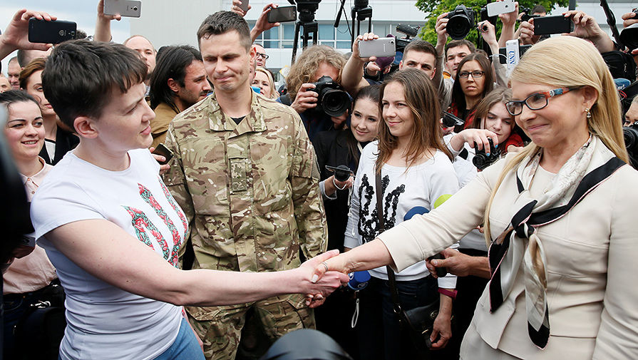 Надежда Савченко и Юлия Тимошенко в аэропорту Киева 