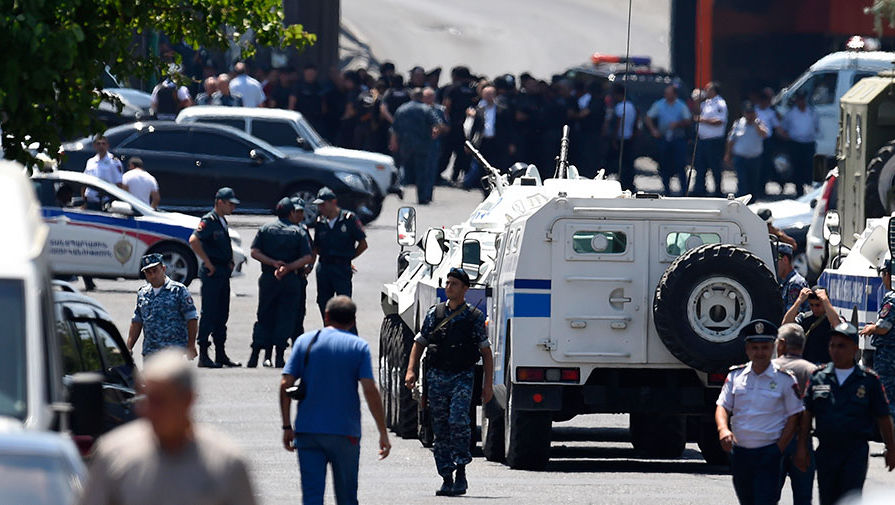 Полицейские у&nbsp;захваченного здания отделения полиции в&nbsp;Ереване