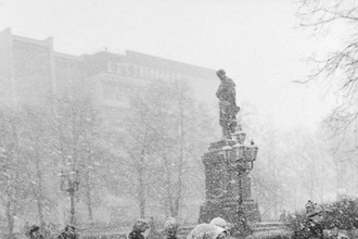 16 ноября 1989 года. Москвичи на Пушкинской площади во время первого снега в столице