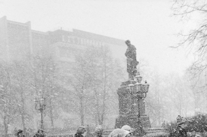 16 ноября 1989 года. Москвичи на Пушкинской площади во время первого снега в столице